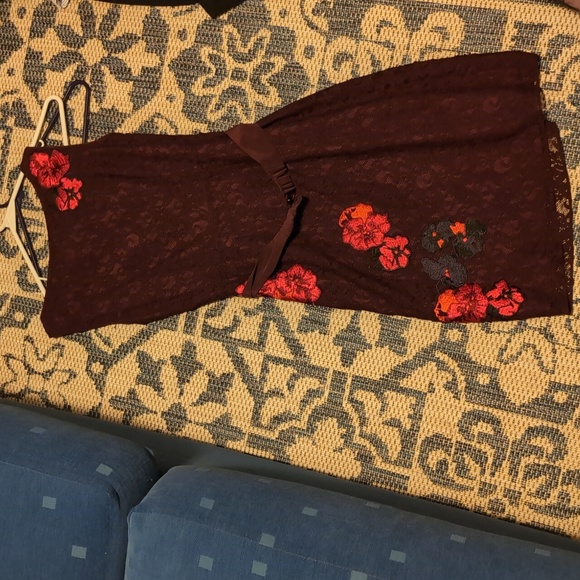 Rich plum dress with embroidered flowers and detachable belt - Picture 4 of 4